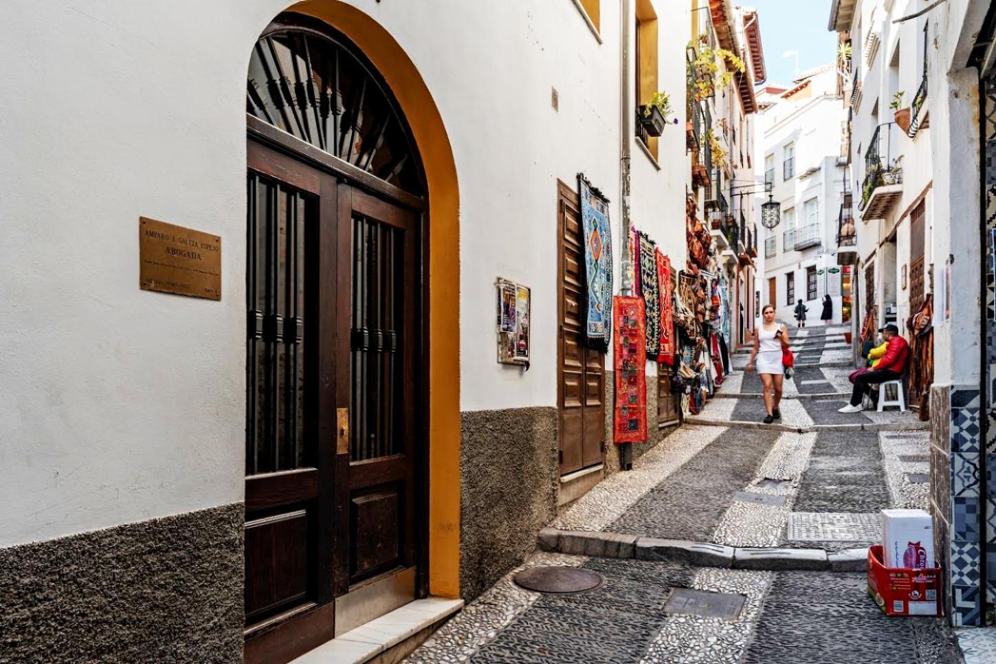 Tuguest Nazari Caldereria - Free Parking Granada