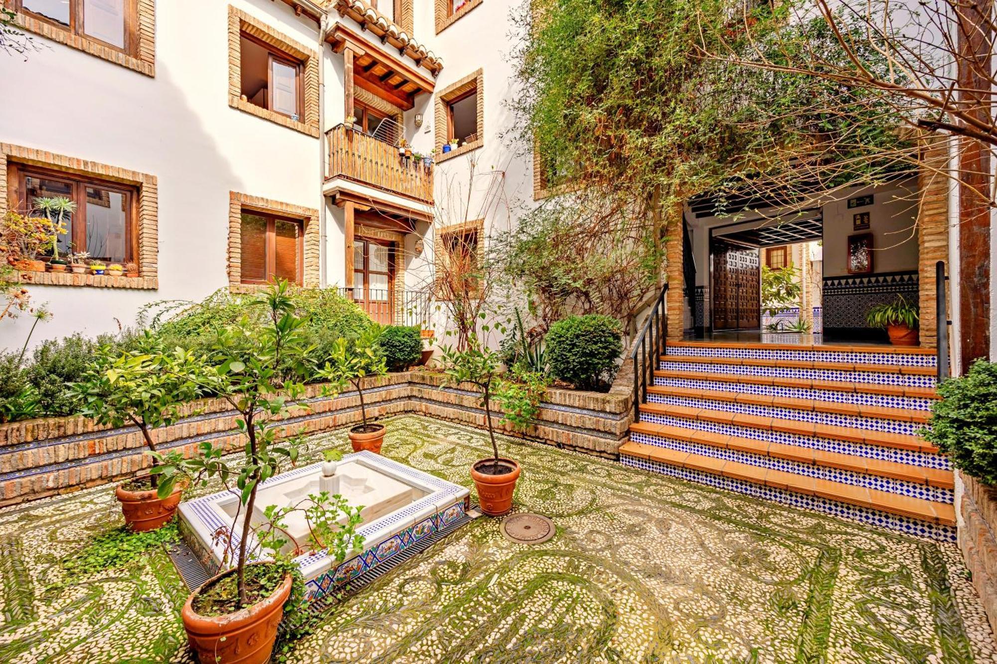 Tuguest Nazari Caldereria - Free Parking Granada